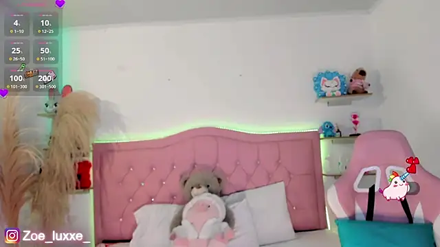 Zoe Luxxe  online show from April 18, 2026, 9:04 pm