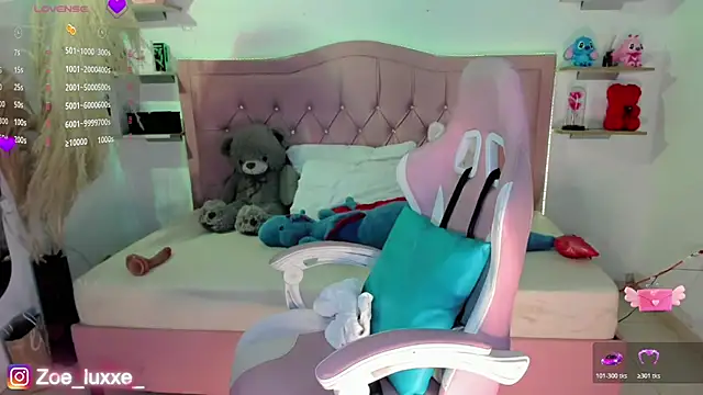 Zoe Luxxe  online show from July 14, 2026, 9:10 pm