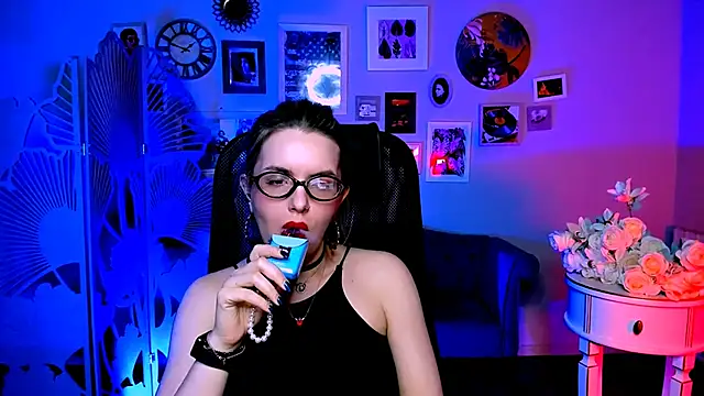 Snapshot of AliceSmite chatting on April 23, 2026, 12:29 pm AliceSmite online show from April 23, 2026, 12:29 pm