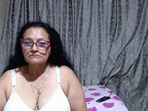  BellaNocturna online show from May 6, 2026, 3:32 am