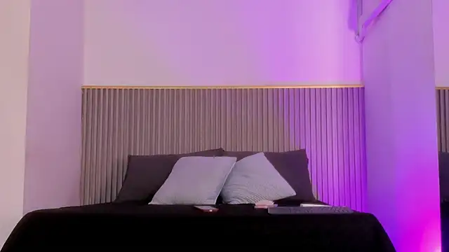 ashvalentine  online show from April 16, 2026, 7:47 pm