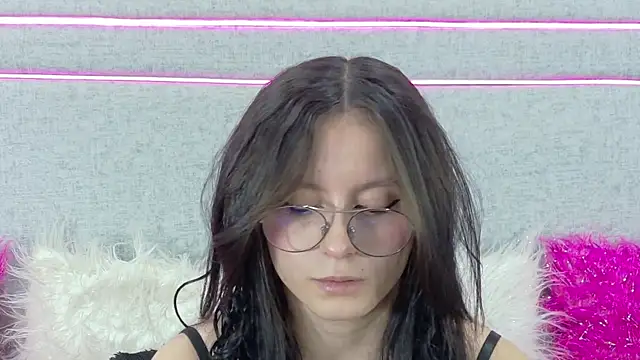 Naomimolie online show from July 27, 2026, 5:53 pm