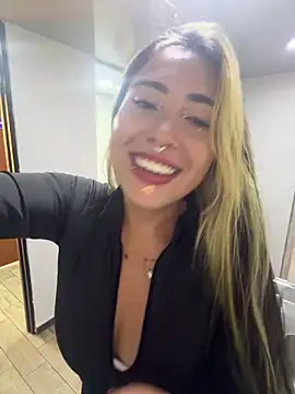 ManuelaVeeleez online show from May 7, 2026, 2:16 am