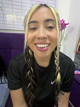 ManuelaVeeleez online show from July 22, 2026, 4:14 am
