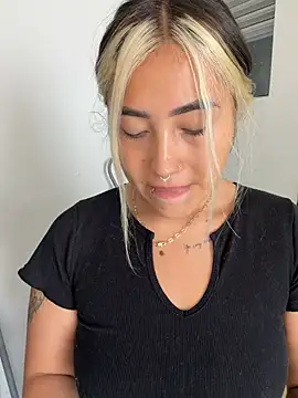 ManuelaVeeleez online show from July 8, 2026, 2:51 pm