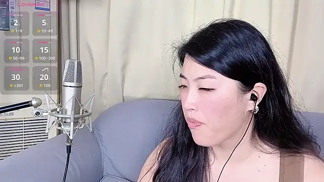 Tavie1744 online show from April 13, 2026, 11:42 pm