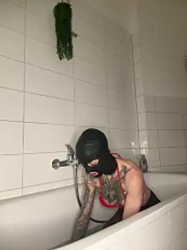 SkinnyLilly online show from April 29, 2026, 7:20 pm