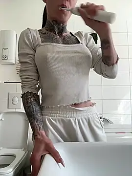 SkinnyLilly online show from April 26, 2026, 11:18 am