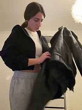 Snapshot of CuteJuliaa chatting on March 15, 2026, 9:33 pm CuteJuliaa online show from March 15, 2026, 9:33 pm