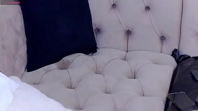 NataliePierce online show from April 16, 2026, 9:39 pm