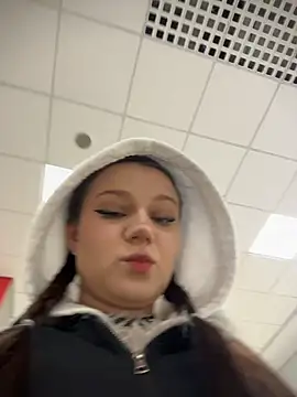 MaryLola online show from March 29, 2026, 9:44 am