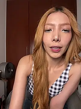 Snapshot of Suki_3 chatting on June 9, 2026, 9:49 pm Suki 3 online show from June 9, 2026, 9:49 pm