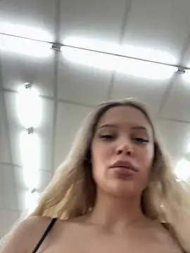 Girl Mia online show from March 12, 2026, 4:51 am