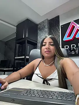 Snapshot of Emma_Carteer_1 chatting on March 16, 2026, 5:04 am Emma Carteer 1 online show from March 16, 2026, 5:04 am