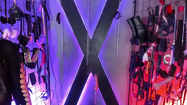 Cinthia Iris BDSM online show from August 4, 2026, 3:11 am