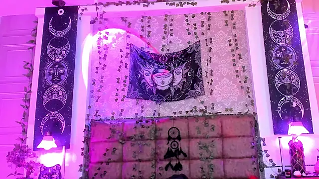 Vickmoon online show from June 3, 2026, 8:57 pm