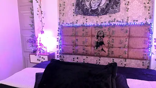 Vickmoon online show from April 19, 2026, 9:28 pm