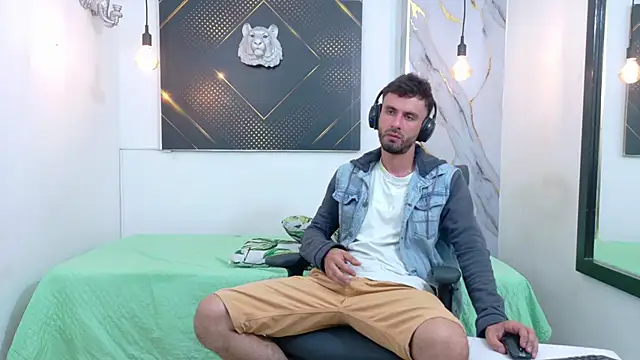 Snapshot of KingOfTemptation chatting on June 10, 2026, 4:03 am KingOfTemptation online show from June 10, 2026, 4:03 am