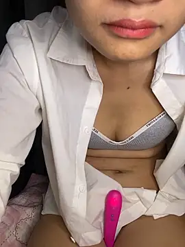 -Lilyn- online show from May 1, 2026, 4:56 pm