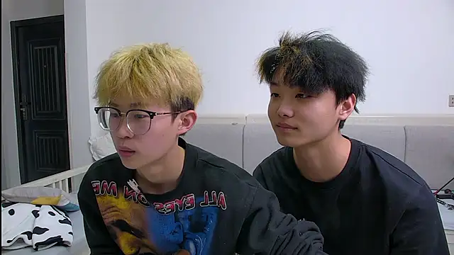 Chili-001 online show from March 15, 2026, 10:33 am