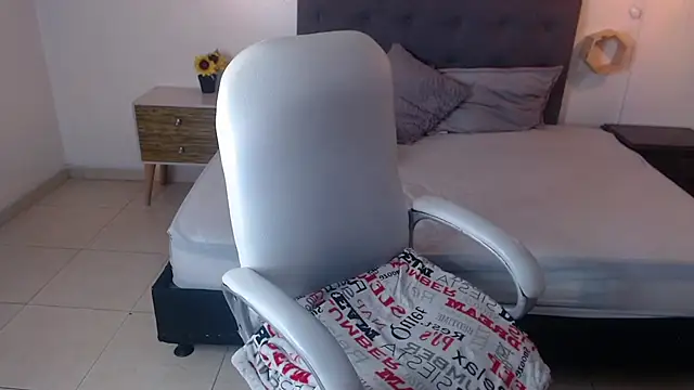 Snapshot of Elenna__ chatting on July 28, 2026, 6:20 pm Elenna online show from July 28, 2026, 6:20 pm
