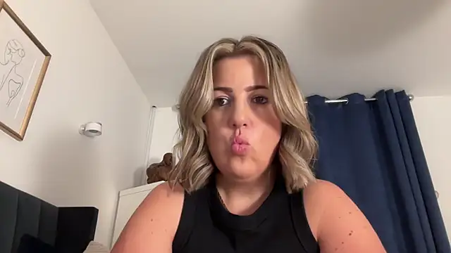 annabellewarick online show from May 25, 2026, 8:51 pm