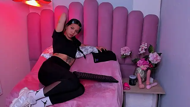 ZaraLuciana online show from March 23, 2026, 12:27 pm