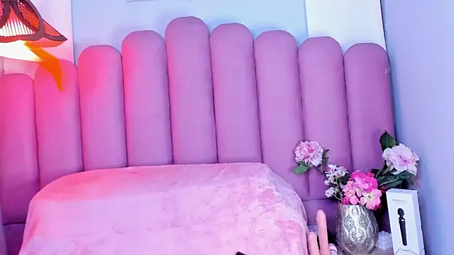 ZaraLuciana online show from April 1, 2026, 11:00 am