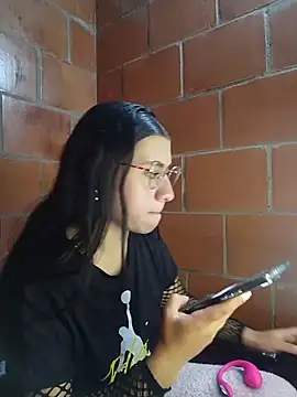 Snapshot of Amanda_x1 chatting on April 7, 2026, 6:43 pm Amanda x1 online show from April 7, 2026, 6:43 pm