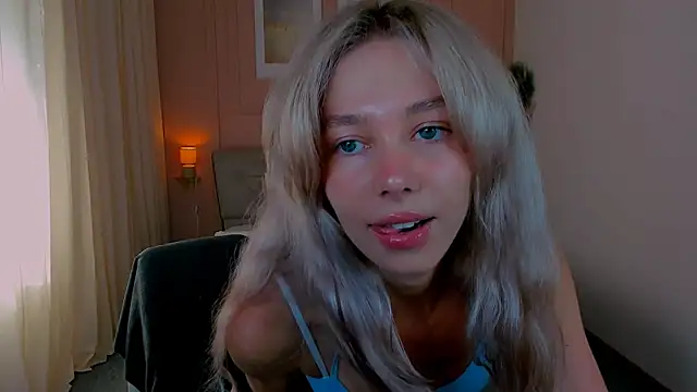 Snapshot of LuluAlis chatting on May 21, 2026, 1:52 pm LuluAlis online show from May 21, 2026, 1:52 pm