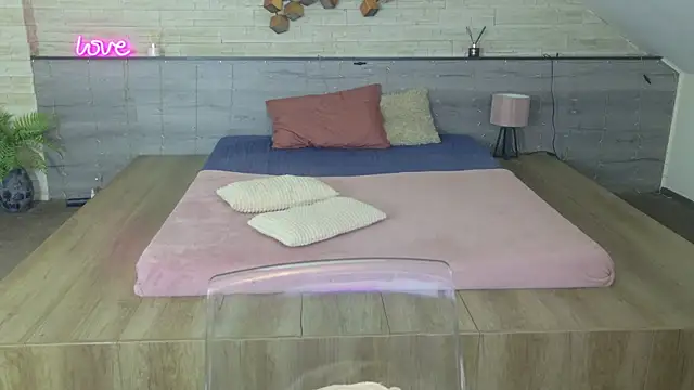 IceBlueBabe online show from April 10, 2026, 7:32 pm