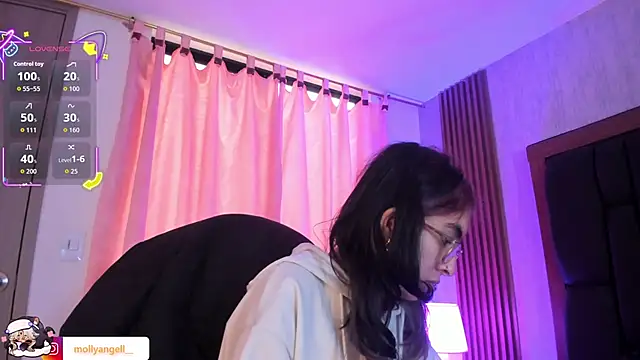 Snapshot of Molly_A chatting on June 17, 2026, 3:11 pm Molly A online show from June 17, 2026, 3:11 pm