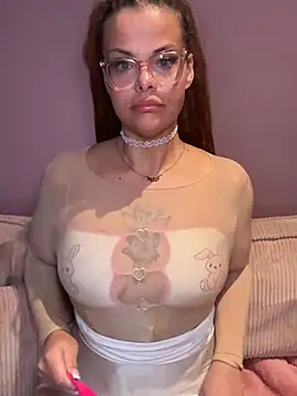 EmiliaSunx online show from March 13, 2026, 8:19 am