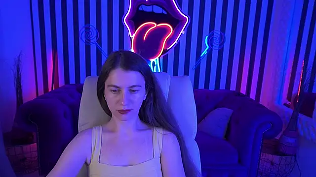LittleJulii online show from April 25, 2026, 7:44 pm