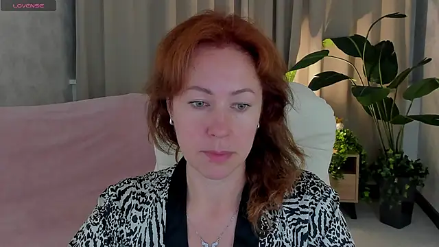 LeticiaRomano online show from May 18, 2026, 4:01 am