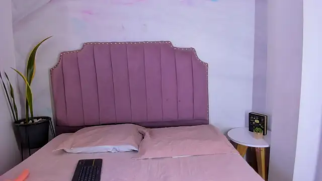 alina-leon online show from March 15, 2026, 12:56 pm