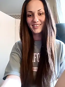 LunaCrystall online show from May 6, 2026, 4:11 pm