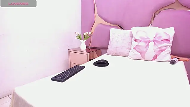 LaurendPink online show from April 7, 2026, 1:57 pm