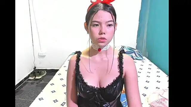 Snapshot of Draculaura_X chatting on July 5, 2026, 2:05 am Draculaura X online show from July 5, 2026, 2:05 am