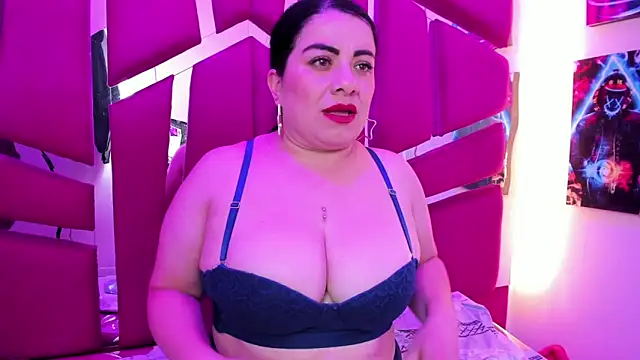 Snapshot of Emilyy_Moon_ chatting on June 5, 2026, 6:52 am Emilyy Moon online show from June 5, 2026, 6:52 am