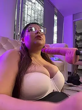 Amelie Fabulous  online show from July 17, 2026, 7:33 pm