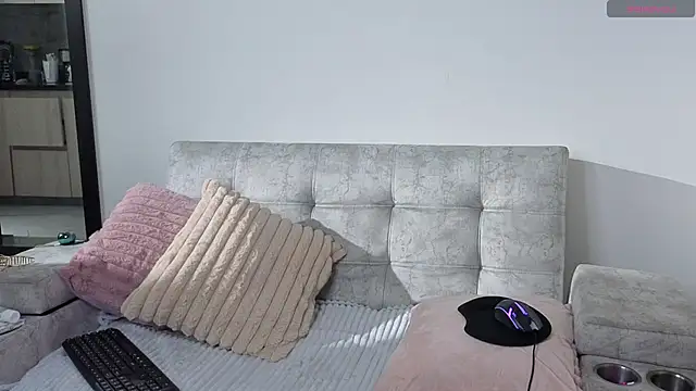 Elodie221 online show from August 3, 2026, 5:04 am