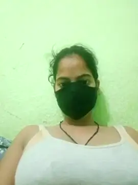 nidhiyadav00 online show from April 20, 2026, 7:26 pm