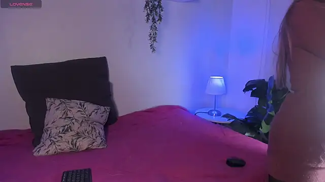 cuttie blondie online show from April 30, 2026, 11:06 am