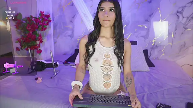  charlotte quee  online show from April 15, 2026, 7:51 pm