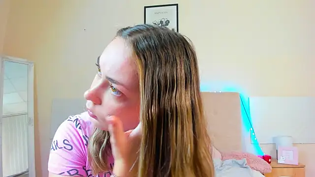 Snapshot of MelanieCuty chatting on July 18, 2026, 5:38 am MelanieCuty online show from July 18, 2026, 5:38 am
