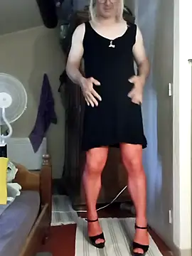 stephie83 online show from June 17, 2026, 4:06 pm