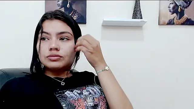 hotlatinaluna23 online show from April 20, 2026, 1:45 pm