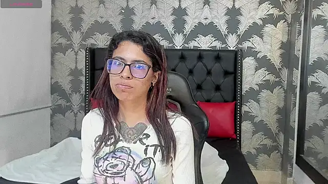 Emily Lopera online show from June 21, 2026, 11:43 pm