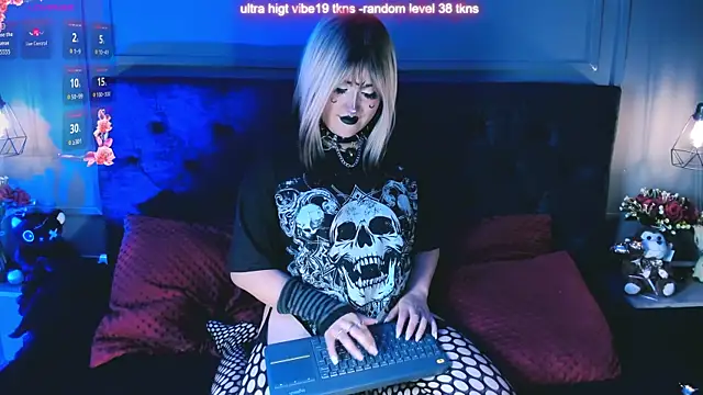  Elissabat  online show from May 19, 2026, 8:38 pm